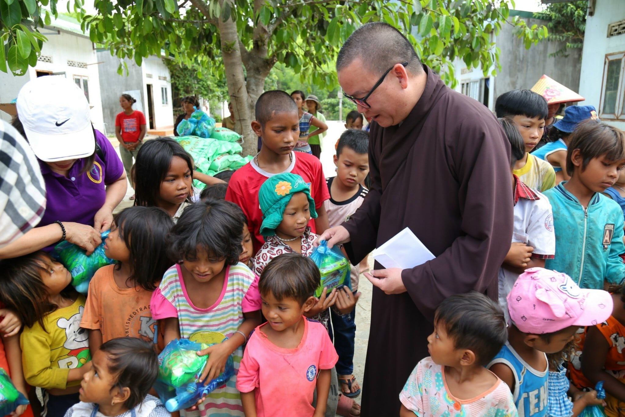 Hội Bảo trợ Người tàn tật và Trẻ em mồ côi huyện M'Drắk tặng quà cho thiếu nhi nghèo tại xã Ea Trang